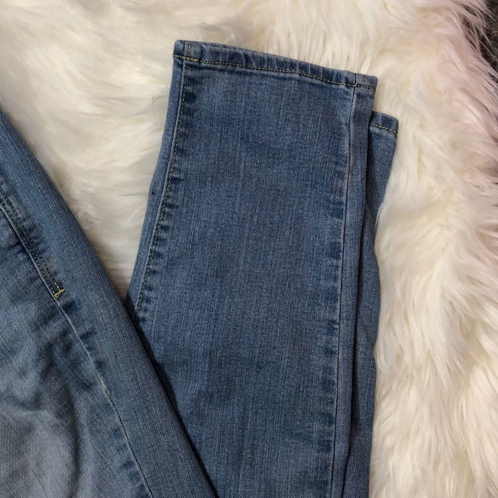 Old Navy Rock Star Distressed Light Wash Jeans 8 - Picture 4 of 16